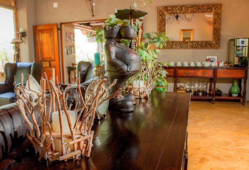 בית מלון כפרי Mvuradona Safari Lodge