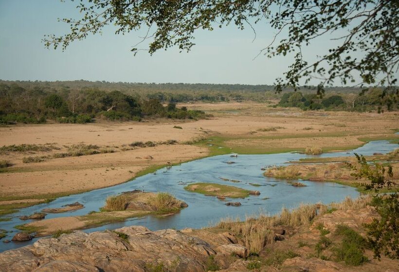 בית מלון כפרי Mvuradona Safari Lodge