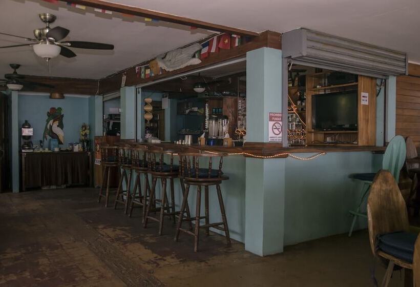 호텔 Pelican Beachfront