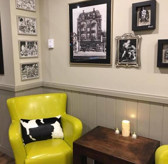 Отель The Bulldog