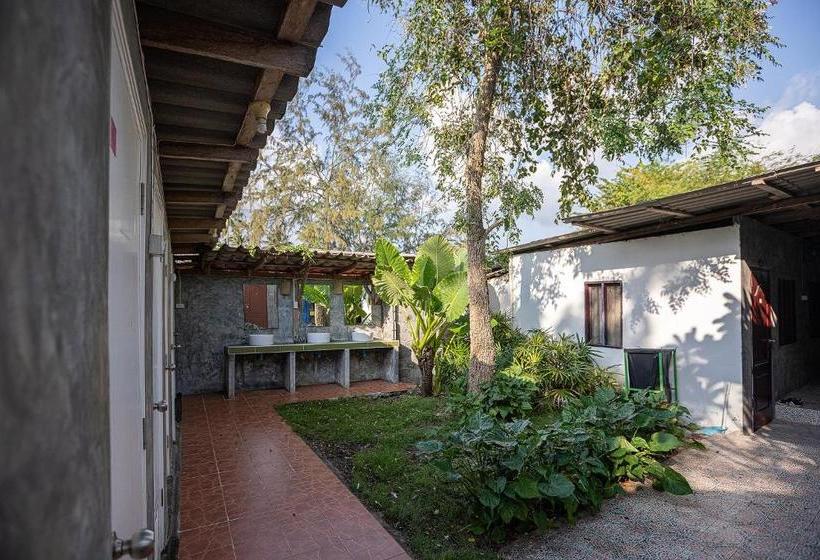 Отель The Cosy Sunset Beach Resort & Restaurant