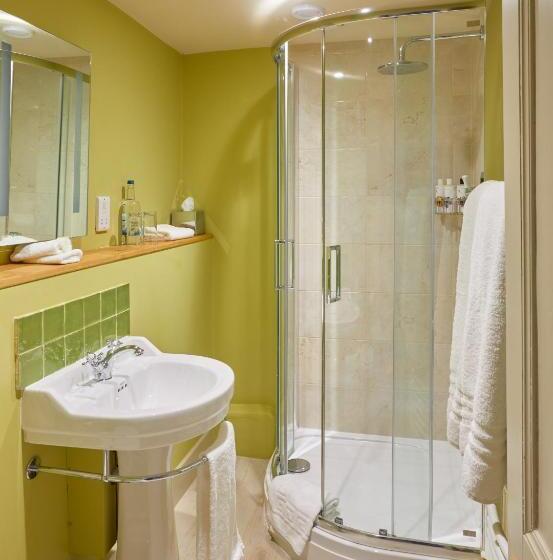 בית מלון כפרי The Greyhound Inn