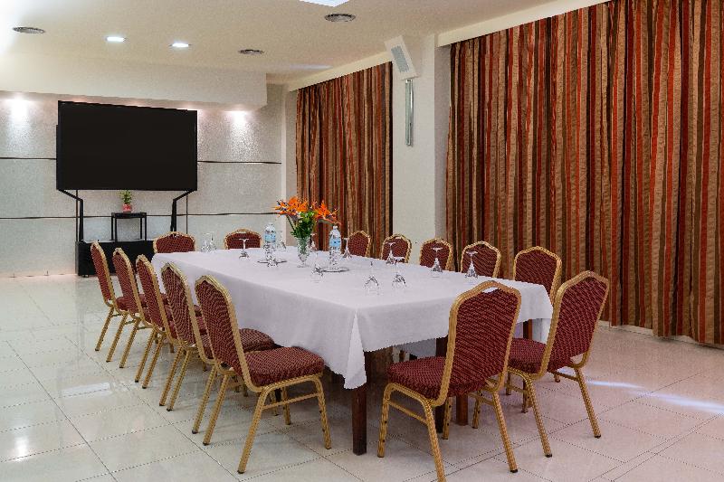 Отель Virginia Family Suites