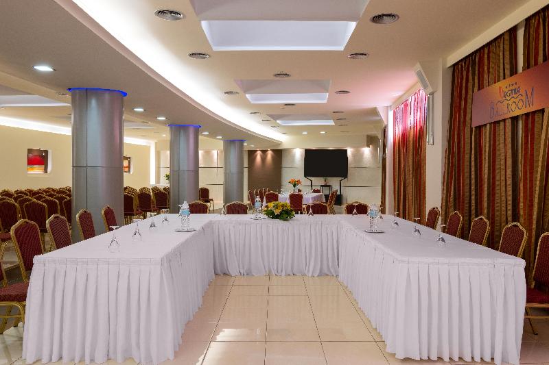 Отель Virginia Family Suites