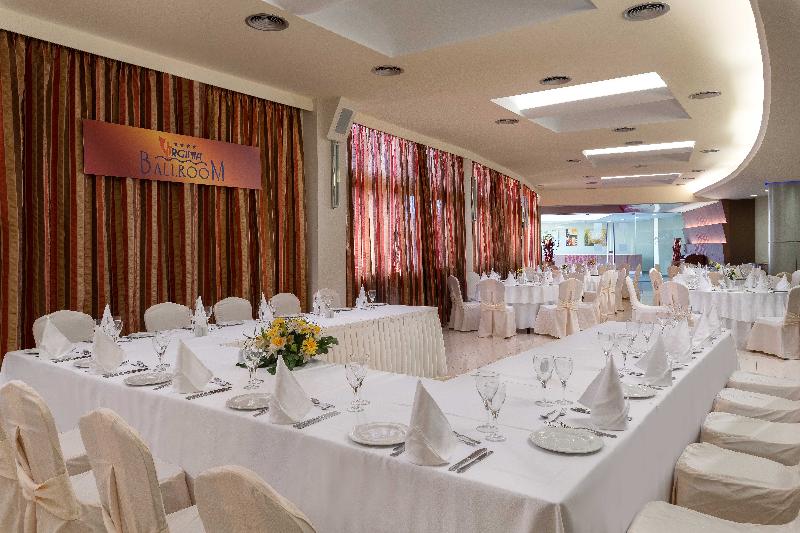 Отель Virginia Family Suites