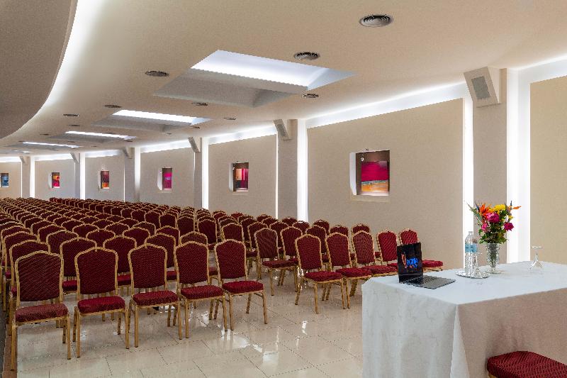 Отель Virginia Family Suites