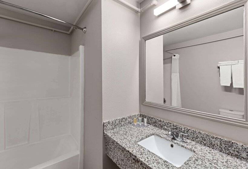 فندق على الطريق Days Inn By Wyndham Lakewood South Tacoma