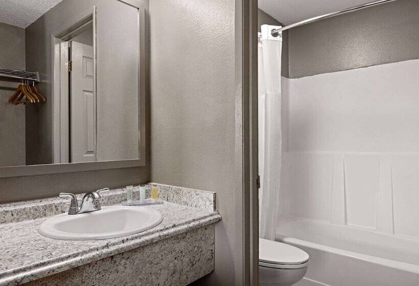 فندق على الطريق Days Inn By Wyndham Lakewood South Tacoma