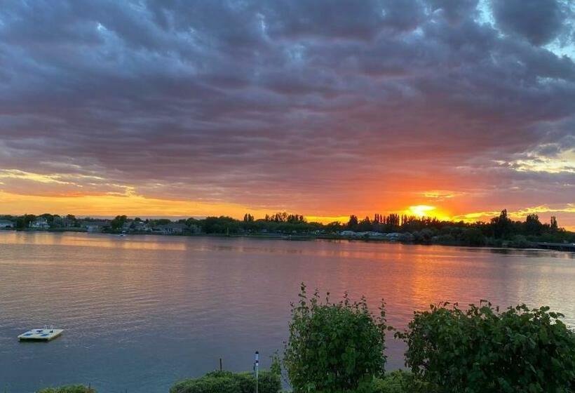 فندق على الطريق Lakeshore Inn Waterfront