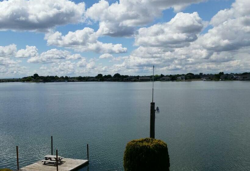 فندق على الطريق Lakeshore Inn Waterfront