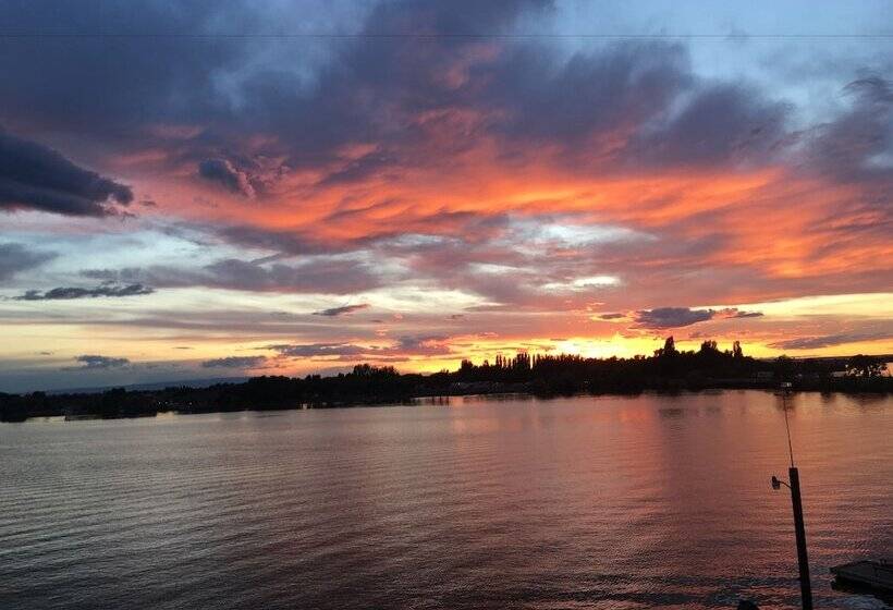 فندق على الطريق Lakeshore Inn Waterfront