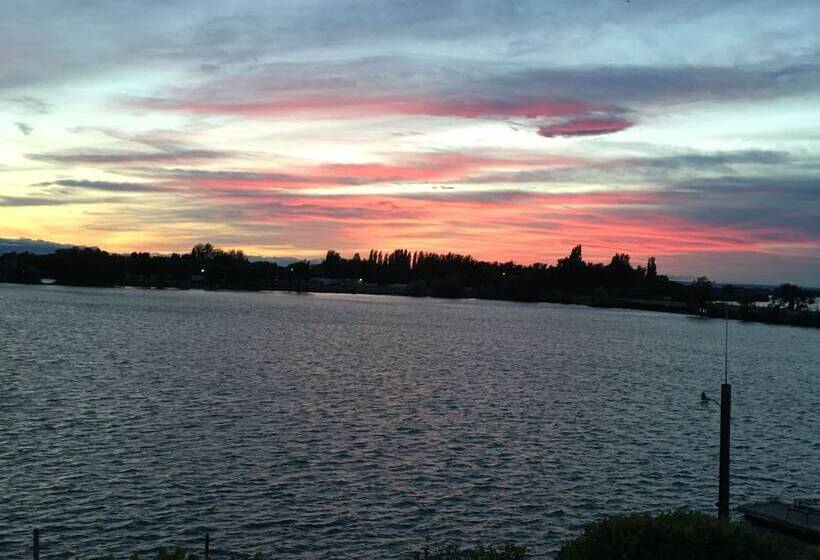 فندق على الطريق Lakeshore Inn Waterfront