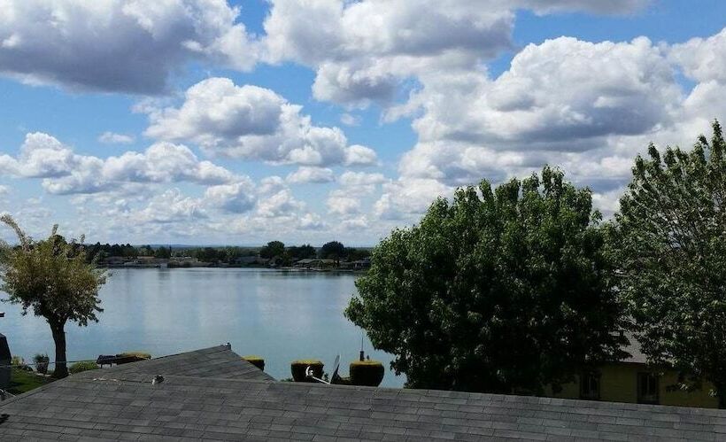 فندق على الطريق Lakeshore Inn Waterfront