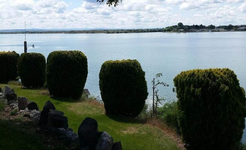 فندق على الطريق Lakeshore Inn Waterfront