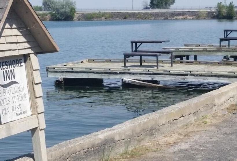 فندق على الطريق Lakeshore Inn Waterfront