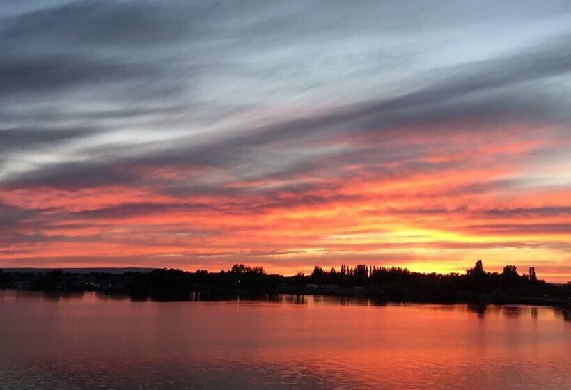 فندق على الطريق Lakeshore Inn Waterfront