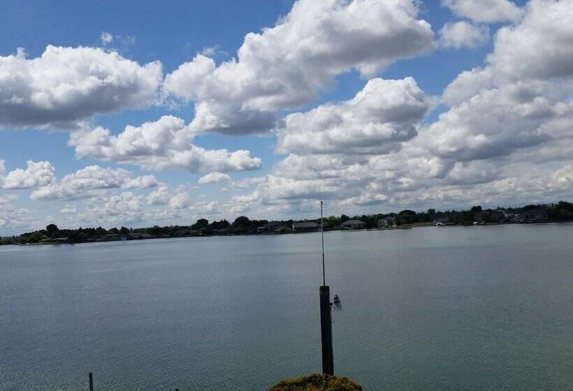 فندق على الطريق Lakeshore Inn Waterfront