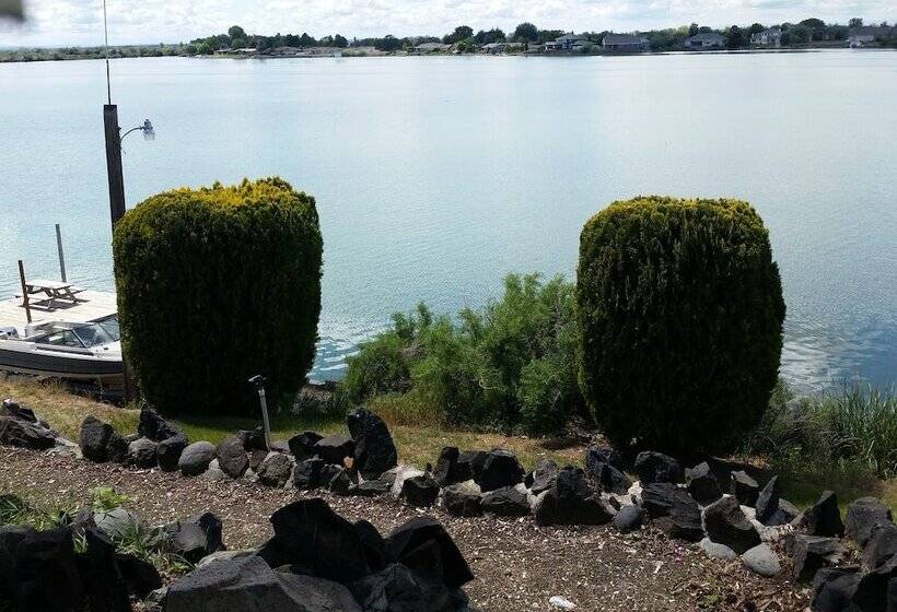 فندق على الطريق Lakeshore Inn Waterfront