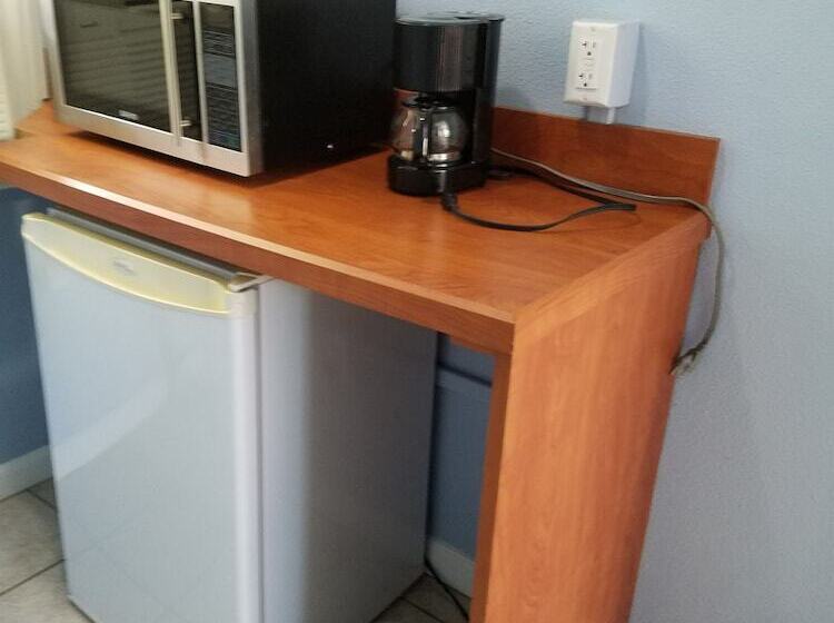 فندق على الطريق Lakeside Inn And Cafe