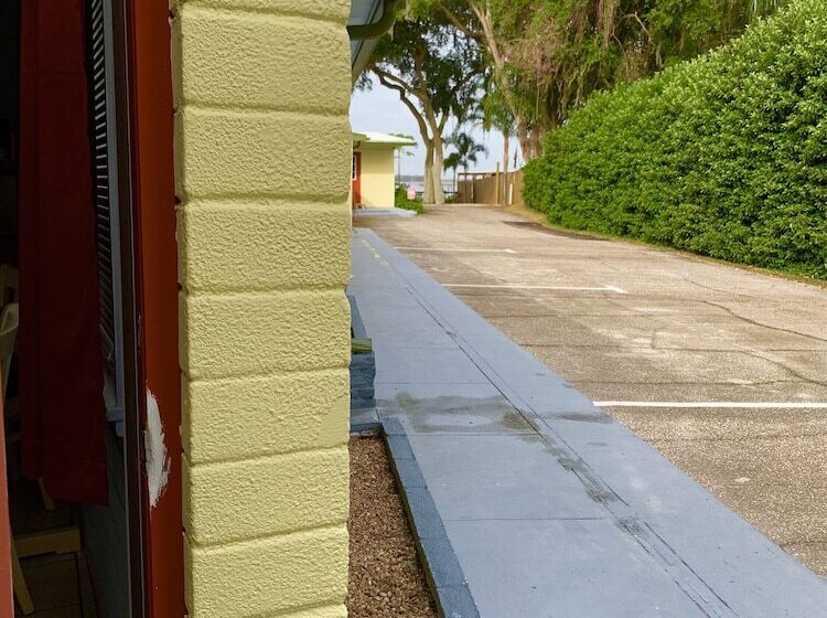 فندق على الطريق Lakeside Inn And Cafe