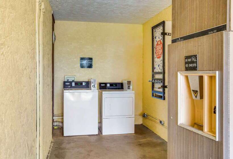 فندق على الطريق Rodeway Inn