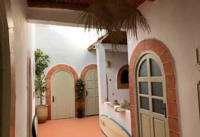 هاستل Surf House Lodge