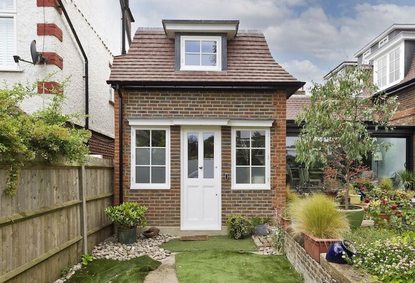 Хостел Charming Home With Patio Close To Wimbledon Park By Underthedoormat
