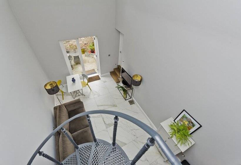 客栈  Charming Home With Patio Close To Wimbledon Park By Underthedoormat