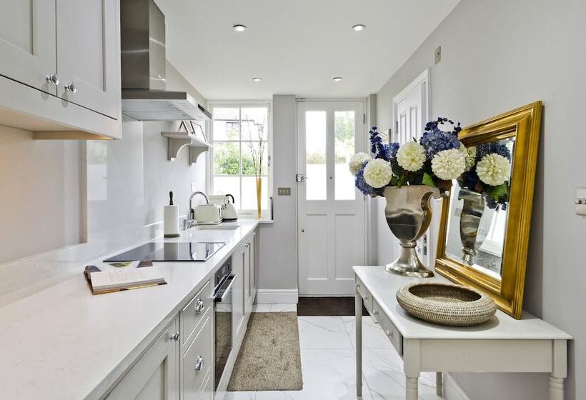 客栈  Charming Home With Patio Close To Wimbledon Park By Underthedoormat