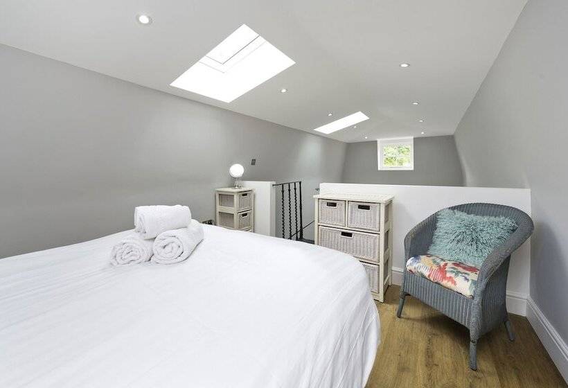 客栈  Charming Home With Patio Close To Wimbledon Park By Underthedoormat