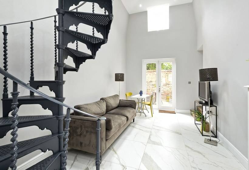 Хостел Charming Home With Patio Close To Wimbledon Park By Underthedoormat