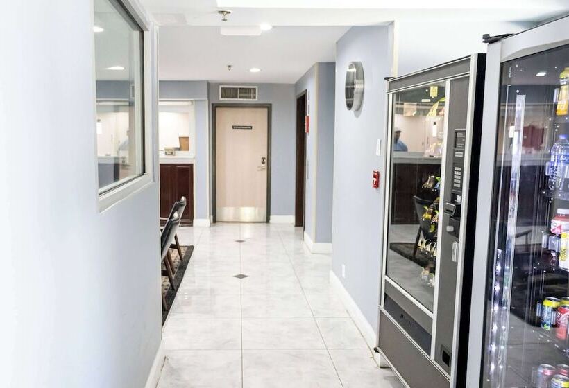 Отель Days Inn By Wyndham College Park Atlanta Airport South