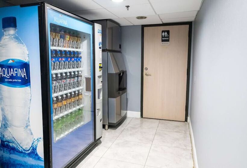 Отель Days Inn By Wyndham College Park Atlanta Airport South