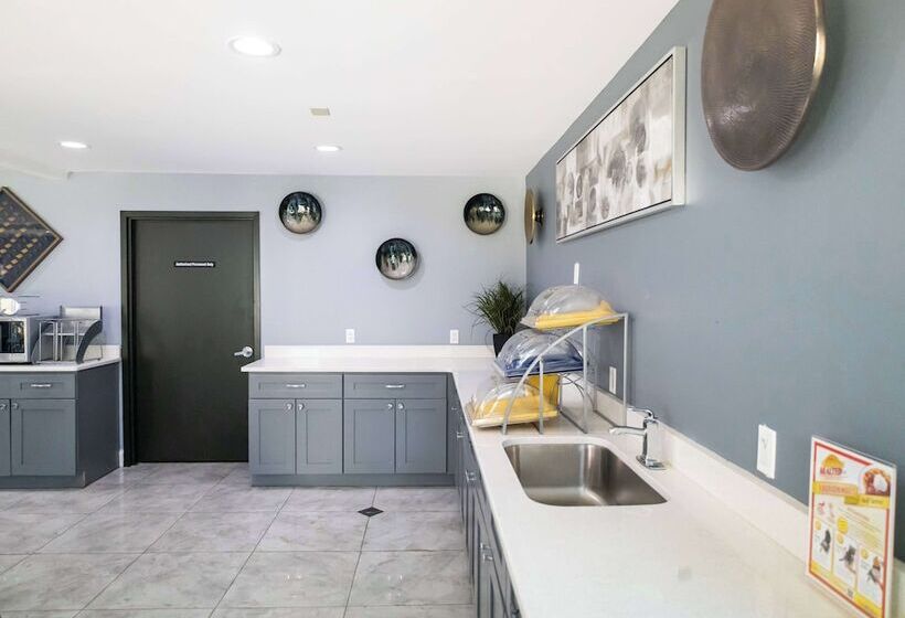 Отель Days Inn By Wyndham College Park Atlanta Airport South