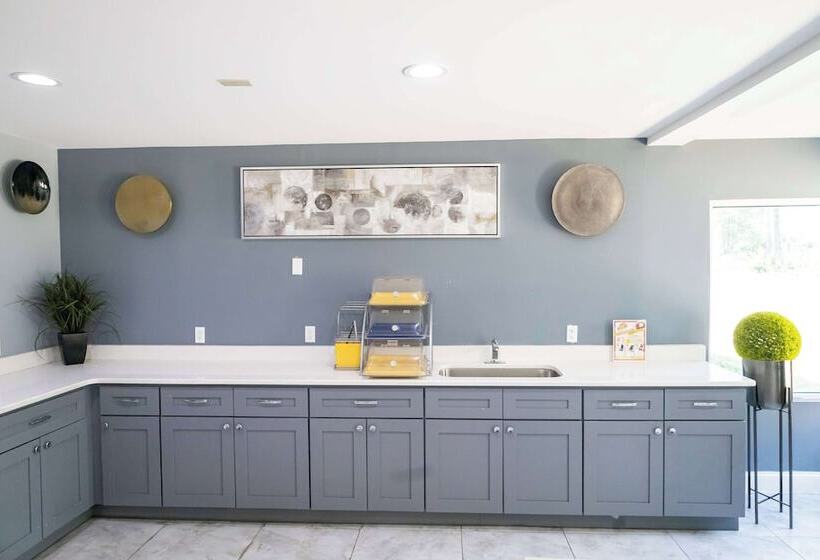 Отель Days Inn By Wyndham College Park Atlanta Airport South