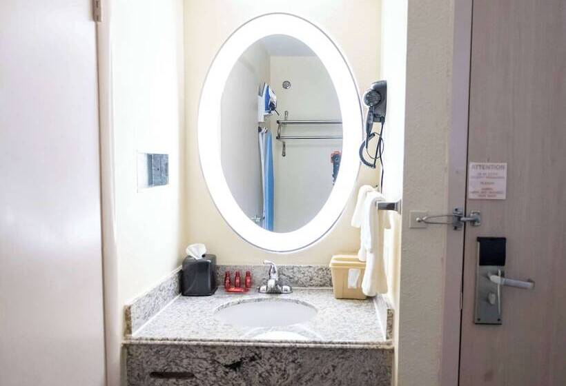 Отель Days Inn By Wyndham College Park Atlanta Airport South