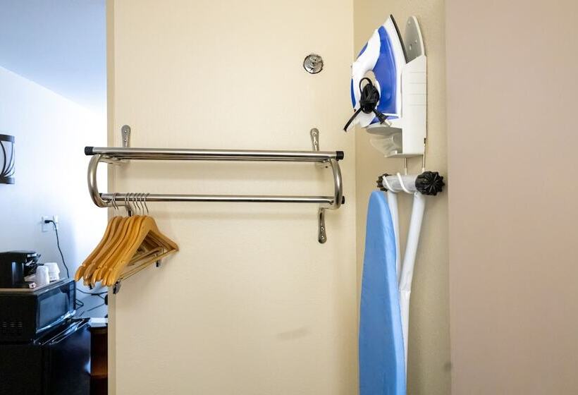 Отель Days Inn By Wyndham College Park Atlanta Airport South