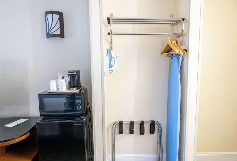 Отель Days Inn By Wyndham College Park Atlanta Airport South