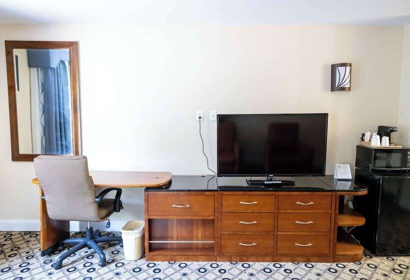 Отель Days Inn By Wyndham College Park Atlanta Airport South