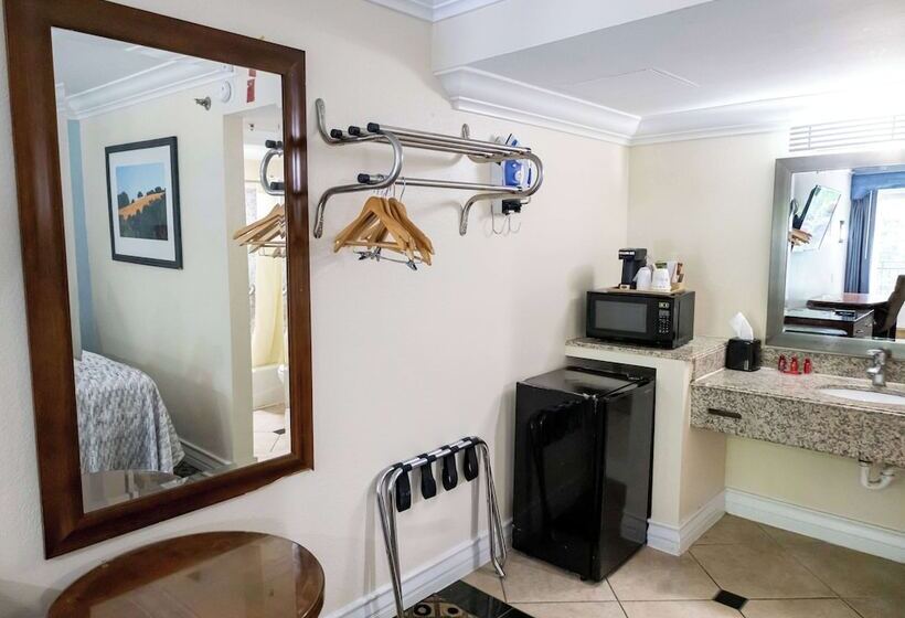 هتل Days Inn By Wyndham College Park Atlanta Airport South