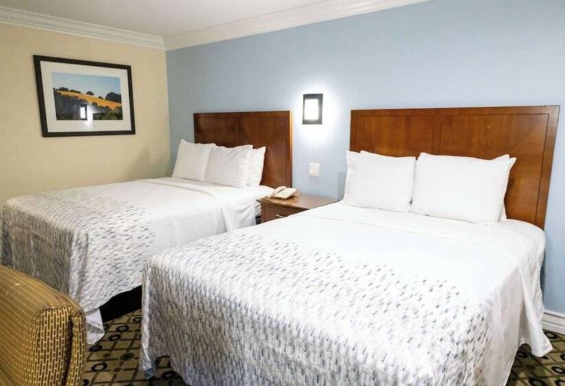 Отель Days Inn By Wyndham College Park Atlanta Airport South