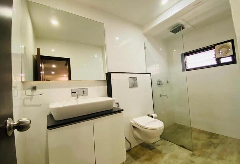 Отель Saluja Residency