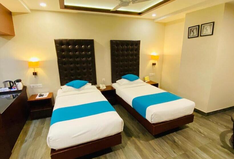 Отель Saluja Residency