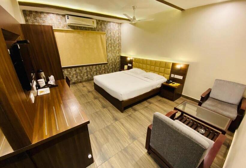 Отель Saluja Residency