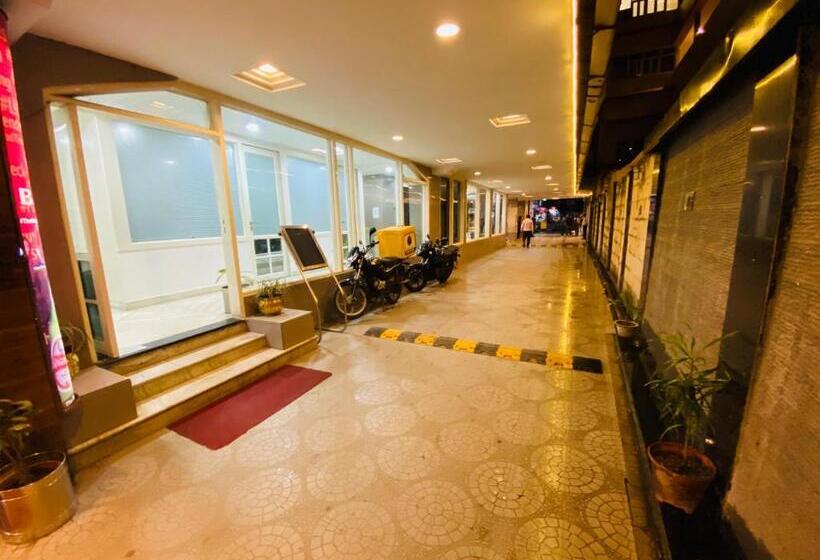 Отель Saluja Residency