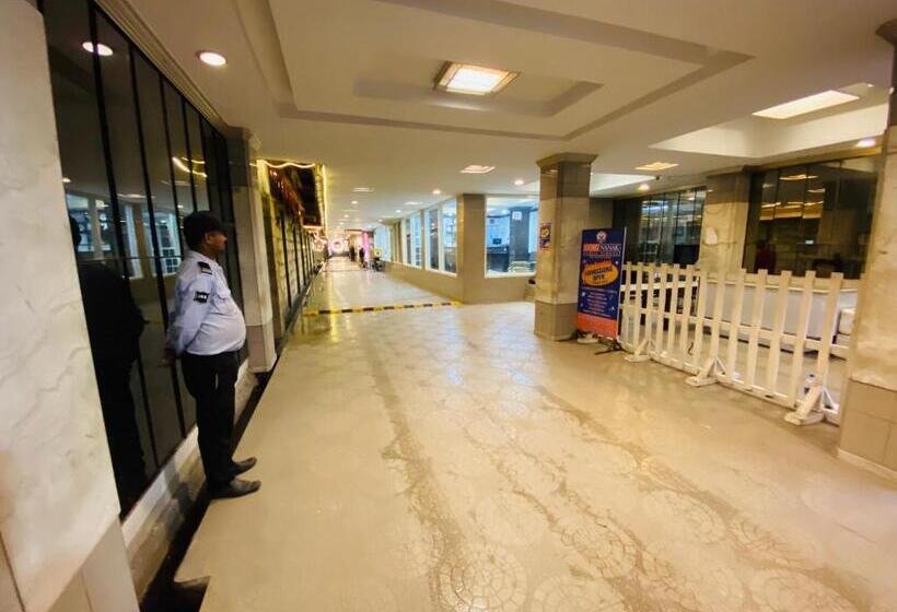 Отель Saluja Residency