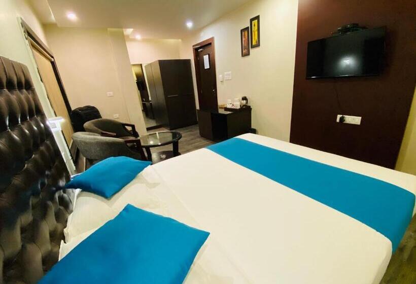 Отель Saluja Residency