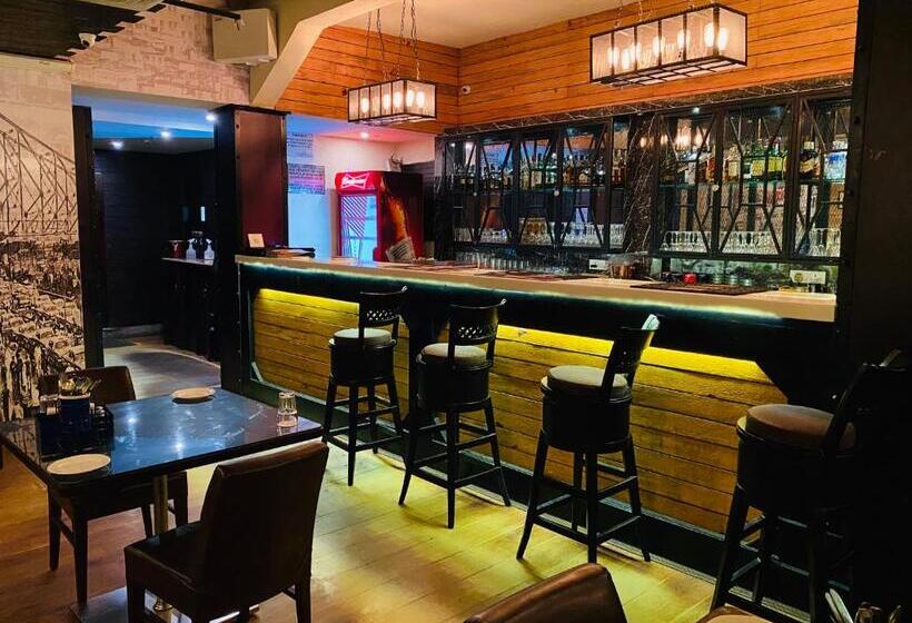 Отель Saluja Residency