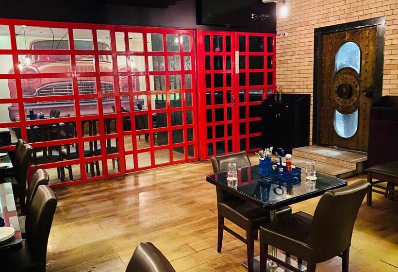 Отель Saluja Residency