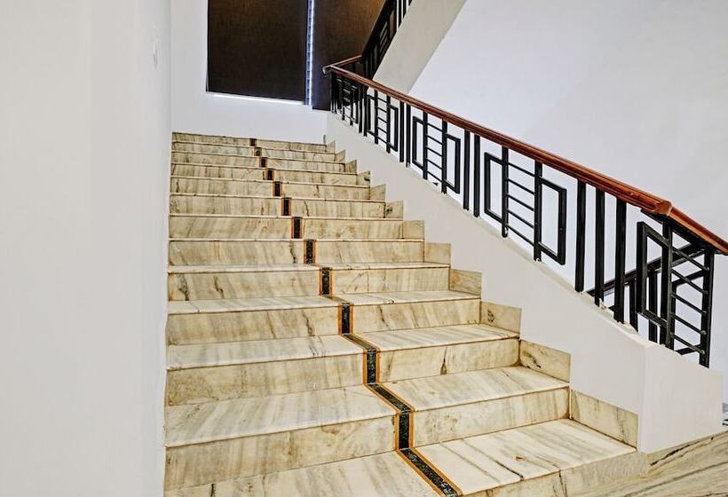 ホテル Treebo Varsha Palace